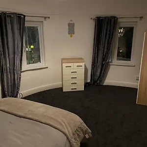 Spacious 2 Bed Apartment, Close To Village Shops Cardiff